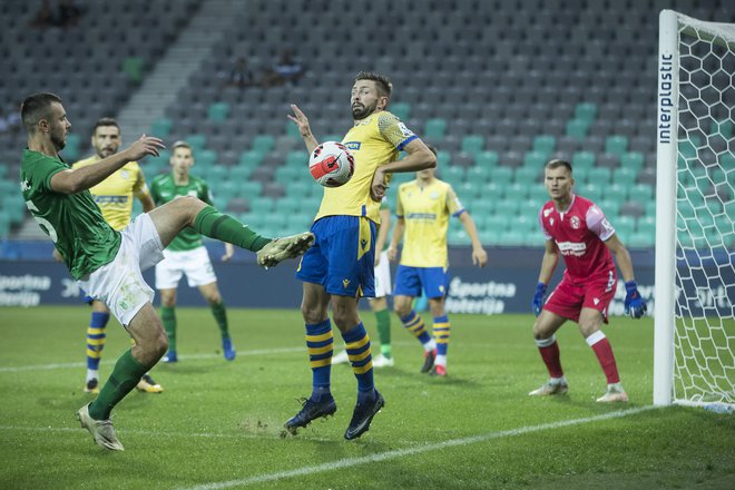 V Stožicah so koprski nogometaši s preobratom v drugem polčasu prišli do zmage. Kako bo na Bonifiki? FOTO: Jure Eržen/Delo
