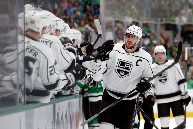 Anže Kopitar prejema čestitke soigralcev v Dallasu. FOTO: Tom Pennington/AFP
