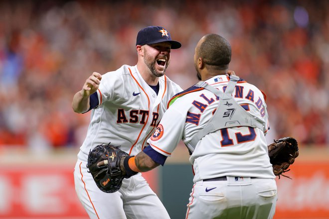 Ryan Pressly in Martin Maldonado (desno)&nbsp;proslavljata v devetem iningu tekme v Houstonu. FOTO:&nbsp;Carmen Mandato/AFP
