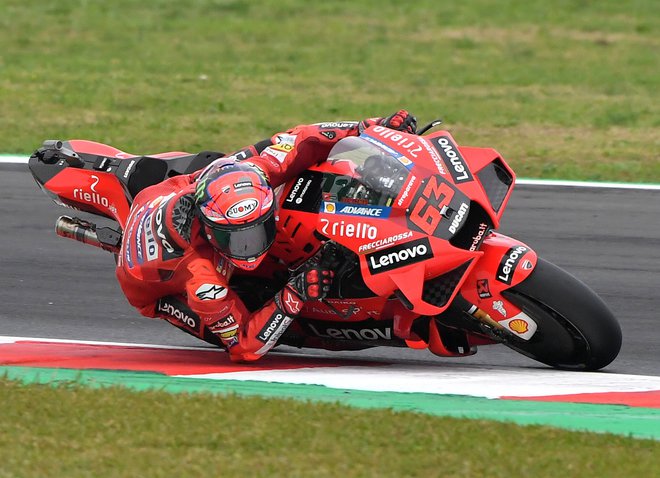 Francesco Bagnaia si je četrtič zapored privozil prvi štartni položaj. FOTO: Jennifer Lorenzini/Reuters
