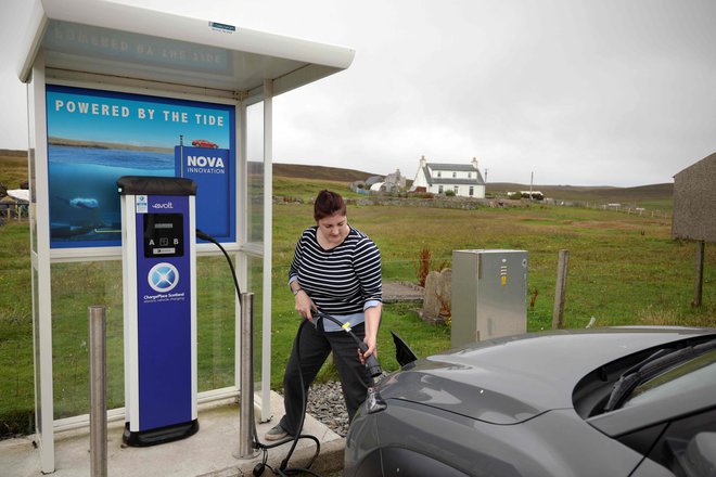 Učinkovit prenos elektrike do končnega uporabnika ostaja ena od težav obnovljivih virov energije, ki še ni optimalno rešena. FOTO: Adrian Dennis/AFP
