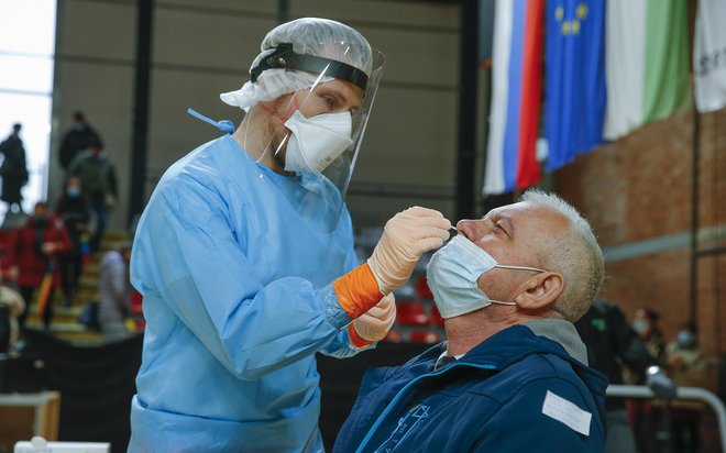 Podatki o številu okuženih s koronavirusom niso prav nič vzpodbudni. FOTO: Jože Suhadolnik/Delo
