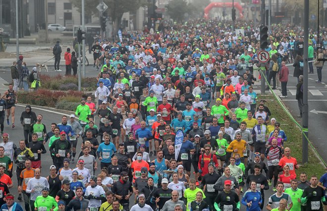 Na štartu letošnjega ljubljanskega maratona se je zbral oveč kot 5000 tekačev. FOTO: Blaž&nbsp;Samec/Delo
