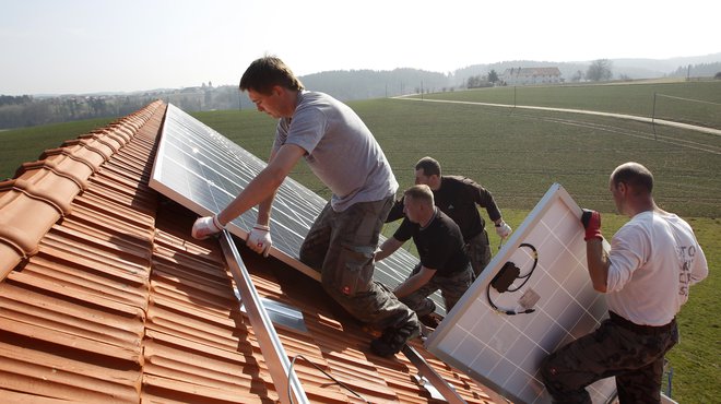 Sončna elektrarna z močjo deset kilovatov stane 14.000 evrov, vendar je to ceno mogoče znižati s podporami in subvencijo Eko sklada. FOTO: Michaela Rehle/Reuters
