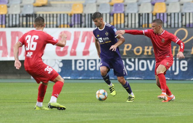 Rok Kronaveter je dosegel odločilni gol za zmago Maribora v Sežani. FOTO: Tadej Regent/Delo
