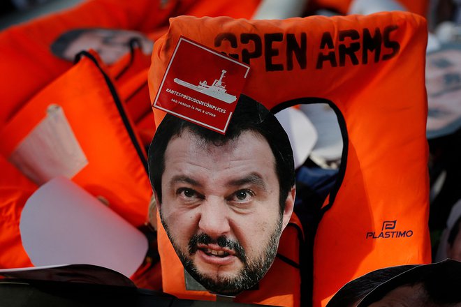 Salvini je kot notranji minister skoraj tri tedne zadrževal 147 izmučenih prebežnikov na ladji Open Arms, ki ji ni dovolil pristati v nobenem pristanišču. FOTO:&nbsp;Pau Barrena/AFP
