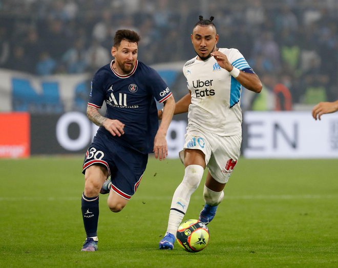 Dimitri Payet (desno), največji as Marseilla, poskuša ustaviti Lionela Messija med obračunom na Velodromu.&nbsp;FOTO: Eric Gaillard/Reuters
