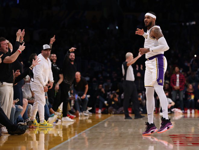 Carmelo Anthony je s trojko, s katero je na lestvici najučinkovitejših strelcev v zgodovini NBA prehitel Mosesa Maloneja, navdušil tudi navijače LA Lakers. FOTO: Harry How/AFP
