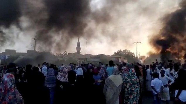 Ljudje so se ob novici o udaru podali na ulice Kartuma.  FOTO: Rasd Sudan Network via Reuters
