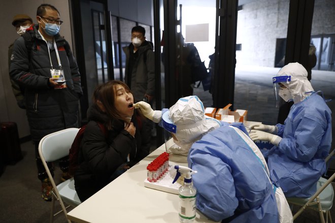 Število okuženih v zadnjem tednu je na Kitajskem naraslo na preko 100. V primerjavi z drugimi državami gre sicer za zelo nizko število. FOTO:&nbsp; Tingshu Wang/Reuters
