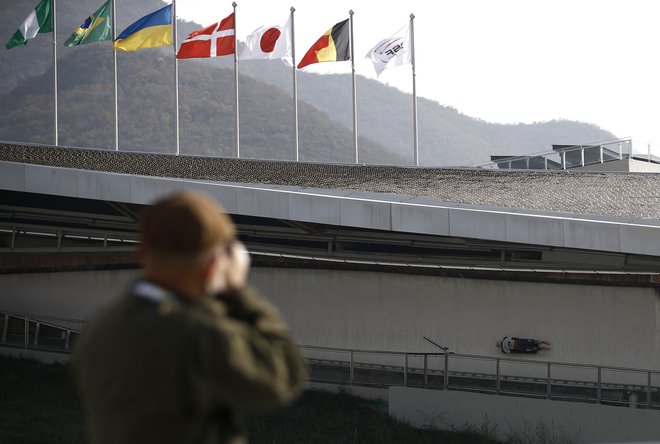 V nacionalnem centru&nbsp;Yanqing so v ponedeljek priredili poskusno tekmovanje v skeletonu.&nbsp;FOTO: Tingshu Wang/Reuters
