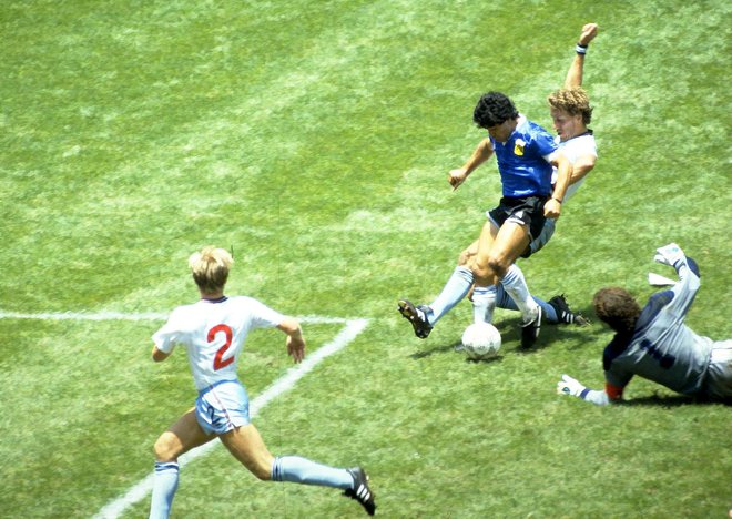 Takole je Maradona matiral Anglijo z golom stoletja na četrtfinalni tekmi SP 1986. FOTO: Juha Tamminen/Reuters
