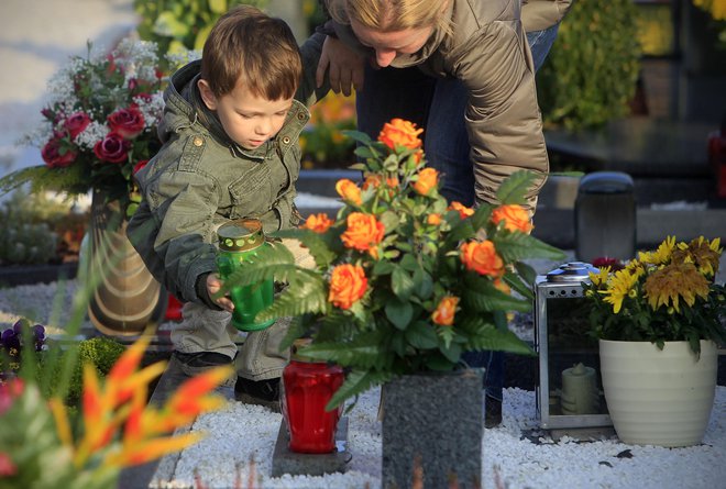 Ob tem, ko se tudi pri nas vse bolj uveljavlja raztros pokojnikovega pepela, je na voljo manj prostora za krašenje s svečami in cvetjem, saj vsak grob nima več svoje parcele. FOTO:&nbsp;Leon Vidic/Delo
