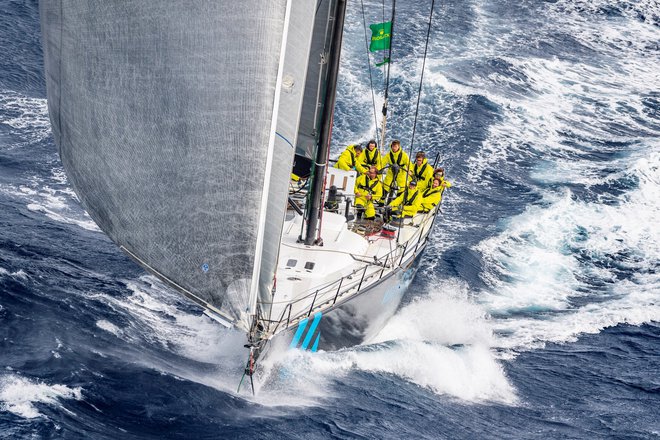 Slovenska posadka med nastopom na regati Rolex Middle Sea Race. FOTO: EWOL/Kurt Arrigo
