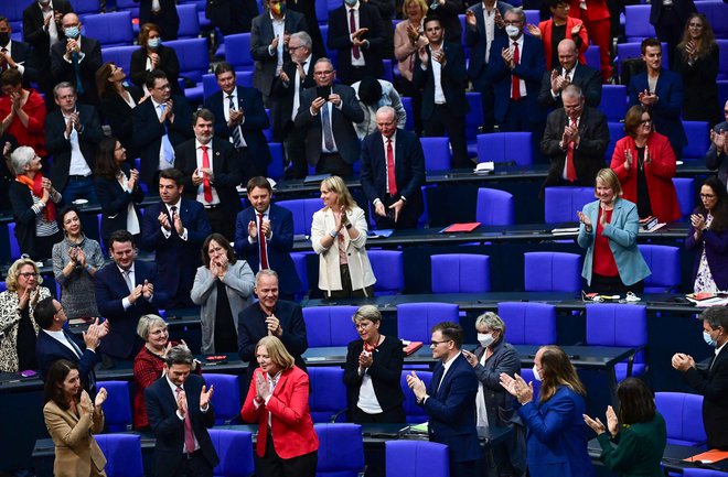 Poslanci ploskajo Bärbel Bas ob izvolitvi za predsednico parlamenta. FOTO: Tobias Schwarz/AFP
