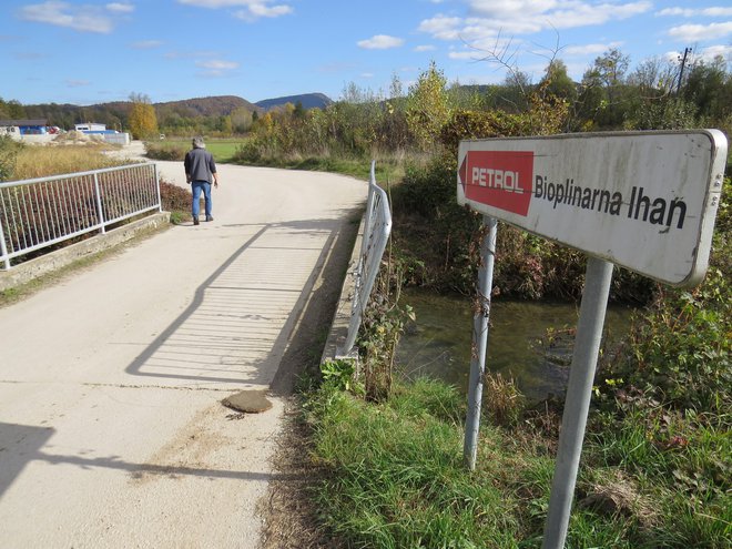 V neposredni bližini bioplinarne namerava litijsko podjetje Šuštar Trans postaviti predelovalnico komunalnega blata. FOTO:&nbsp;Bojan Rajšek/Delo
