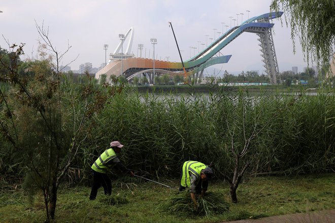 Športniki in novinarji bodo lahko potovali le do tekmovališč, in to v zaprtem mehurčku in s posebnimi prevoznimi sredstvi. FOTO: Tingshu Wang/Reuters
