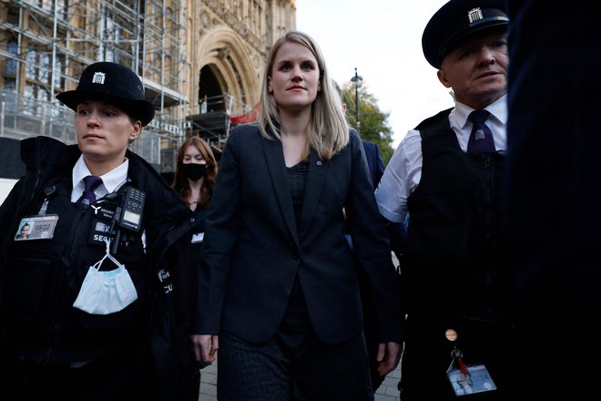 Žvižgačica Frances Haugen je na začetku tedna pričala tudi v britanskem parlamentu. Foto Tolga Akmen/AFP
