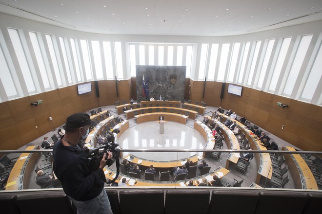 Sedanji politični kaos še jasneje postavlja vprašanje, ali si država več davkov sploh zasluži? FOTO: Jure Eržen/Delo
