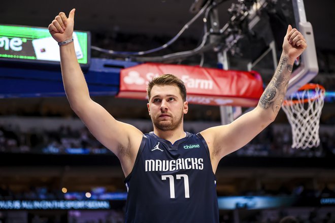 Luka Dončić (na fotografiji) proslavlja po košu v prvem polčasu tekme s Houstonom. FOTO: Kevin Jairaj/USA Today Sports
