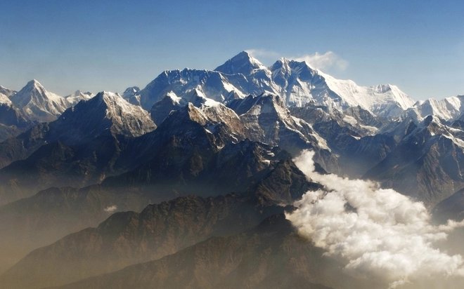 Ker so skorajda vsi mejniki že padli, se Everest v medijih danes pogosto znajde v povezavi z gnečo in onesnaževanjem okolja, redkeje, ko se piše o razvoju dolin in pomenu, ki ga ima gorski turizem za lokalne prebivalce. FOTO:&nbsp;Tim Chong/Reuters
