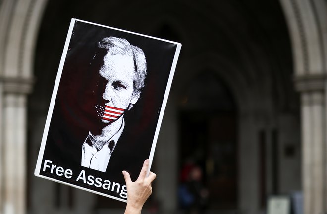 Privrženci Juliana Assangea še naprej vztrajajo, da je njegov pregon politično motiviran. FOTO: REUTERS/Henry Nicholls
