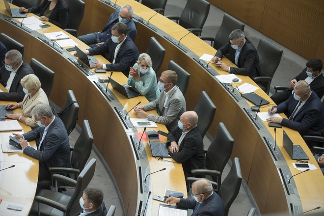 O nadaljevanju izredne seje, ki jo&nbsp;je zaradi nedopustnih razmer v državi zahtevala opozicija, se bo predsednik državnega zbora Igor Zorčič odločil po posvetu s predlagatelji. FOTO:&nbsp;Jure Eržen/Delo
