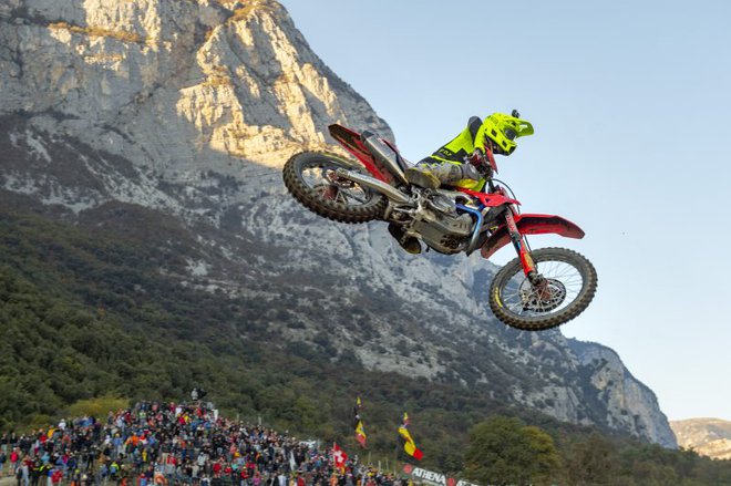 Tim Gajser bi lahko celo prevzel vodstvo, če bi dobil prvo vožnjo. FOTO:&nbsp;Honda Racing
