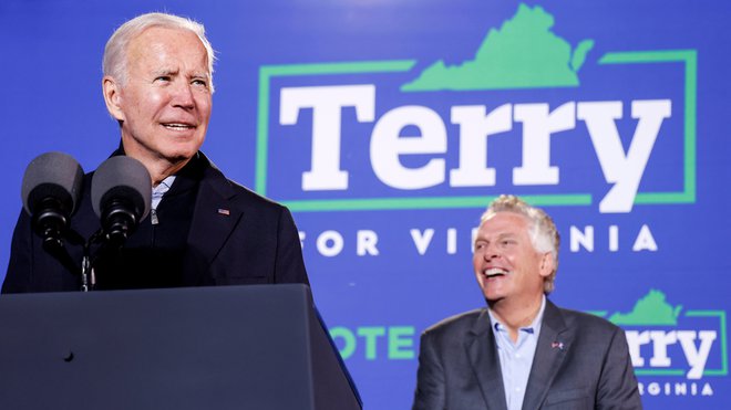 Ameriški predsednik Joe Biden je podprl demokratskega kandidata za guvernerja Virginije Terryja McAuliffa. FOTO: Jonathan Ernst/Reuters
