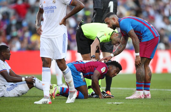 Ansu Fati jo je skupil proti Davidu Alabi. FOTO: Albert Gea/Reuters
