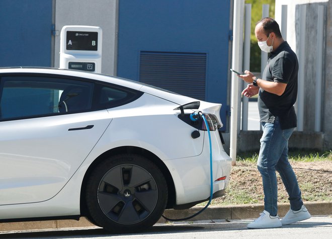 Tesla cilja na 20 milijonov prodanih vozil leta 2030. To je več, kot skupaj prodata Volkswagen in Toyota. Foto Albert Gea/Reuters
