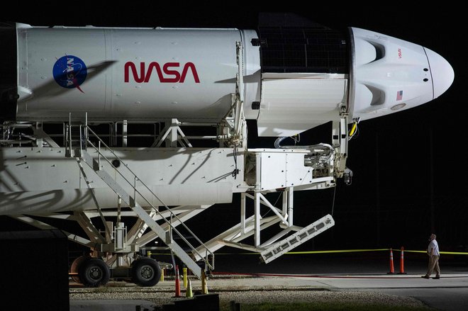 Spacexov&nbsp;falcon 9 je že v pripravah na izstrelitev, predvideno za nedeljo. FOTO:&nbsp;Joel Kowsky/AFP
