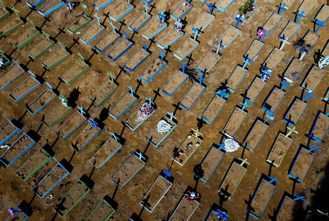 V Braziliji od začetka pandemije za covidom-19 zbolelo več kot 22 milijonov ljudi, umrlo pa več kot 600.000 bolnikov. FOTO: Michael Dantas/AFP
