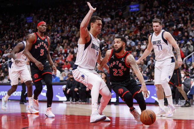 Fred VanVleet (z žogo) je bil najboljši strelec dvoboja v Scotiabank Areni. FOTO: Cole Burston/AFP
