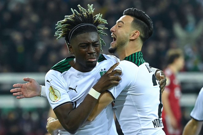 Francoski zvezni igralec pri Borussii iz Mönchengldbach Kouadio Kone (levo) je načel Bayernovo mrežo, Alžirec Ramy Bensebaini (desno) pa je imeniten večer gostiteljev dopiolnil še z dvema goloma. FOTO: Ina Fassbender/AFP
