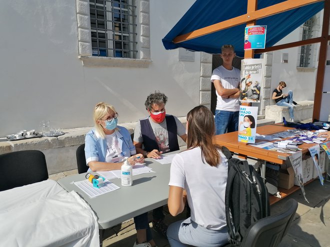 Vodja centra za nalezljive bolezni NIJZ dr. Mario Fafangel je v začetku oktobra na osrednjem koprskem trgu odgovarjal na vprašanja mimoidočih in spodbujal k cepljenju. FOTO: Nataša Čepar
