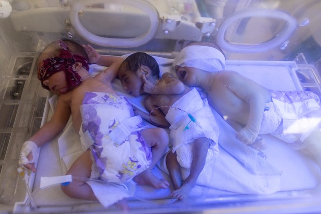 Zaradi prostorske stiske v bolnišnici Indira Gandhi v Kabulu so si primorani deliti en inkubator kar trije novorojenčki. FOTO: Jorge Silva/Reuters

&nbsp;
