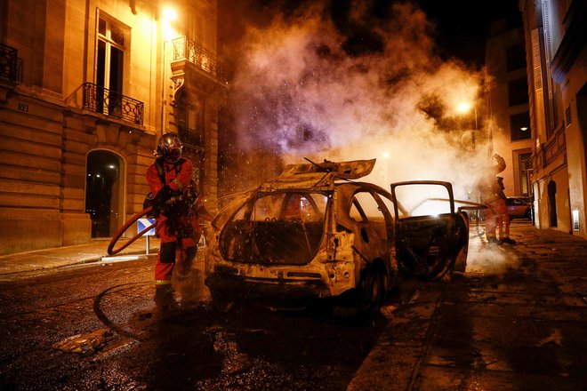 V resnici ne gasijo nič več električnih avtomobilov kot bencinskih in dizelskih. FOTO: Samir Al Dumi/AFP
