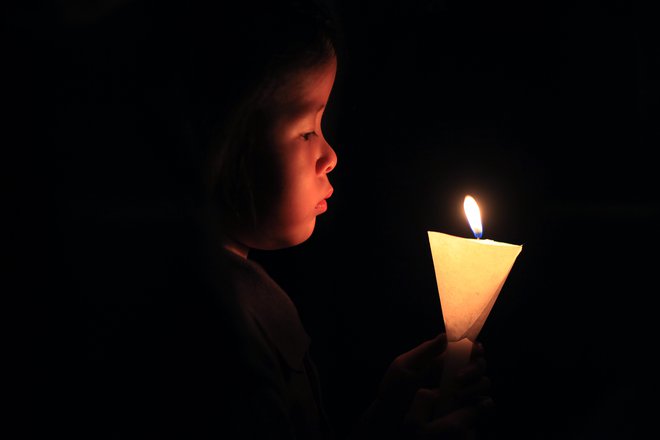 &raquo;Tisto, po čemer se sveča razlikuje od vseh drugih luči, je to, da nagovarja našo dušo in ne naših oči,&laquo; je nekje zapisal turški pisatelj Mehmet Murat İldan​. FOTO:&nbsp;Ed Jones/AFP
