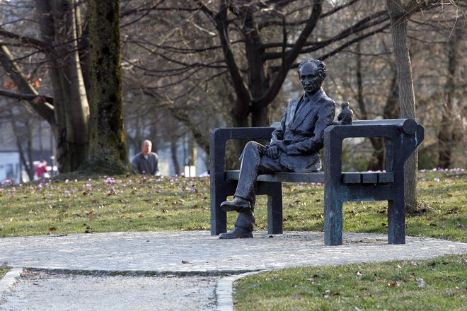 Edvard Kocbek že od leta 2005 mirno in vdano sedi na klopi v ljubljanskem Tivoliju, njegove roke se zmeraj bolj pozlačeno lesketajo od božajočih rok prisednikov. FOTO: Mavric Pivk
