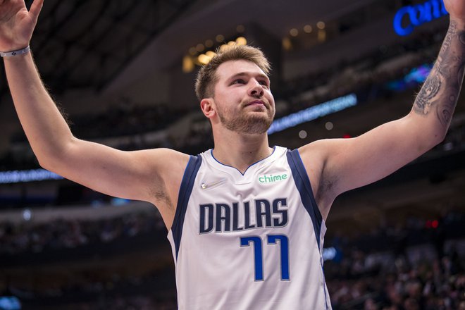 Prvi zvezdnik Dallasa Luka Dončić je moral spodbujati tudi 19.228 gledalcev v dvorani American Airlines po slabi uvodni četrtini. FOTO: Jerome Miron/Usa Today Sports
