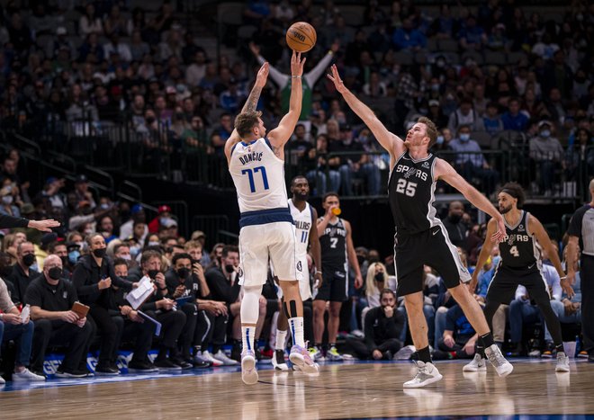 Luka Dončić in Jakob Pöltl sta imela tudi sosedske dvoboje. FOTO: Jerome Miron/Usa Today Sports
