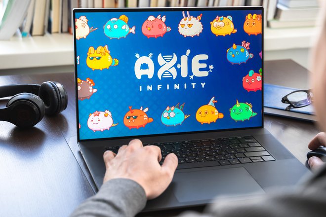 Igra axie infinity omogoča realen zaslužek, a prinaša veliko pasti. FOTO: Shutterstock
