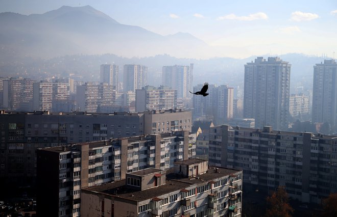 K mrakobnemu vzdušju v Sarajevu te dni poleg tradicionalno nadležnega smoga močno prispeva tudi huda politična kriza. FOTO: Dado Ruvic/Reuters
