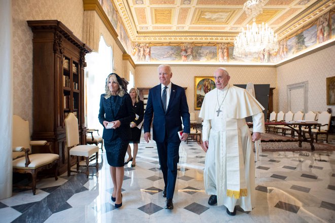 Joeja Bidna, ki je šele drugi katoliški predsednik v zgodovini ZDA, je v Vatikanu spremljala njegova soproga Jill. FOTO: AFP
