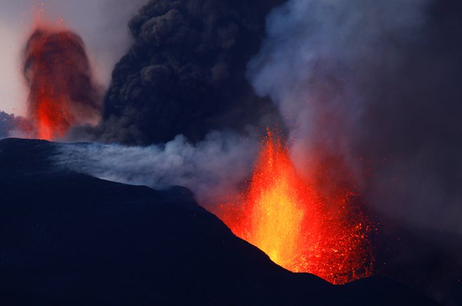 Španci bi bombradirali vulkan. FOTO: Borja Suarez/Reuters
