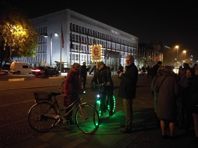 Protestniki pred parlamentom. FOTO: Jože Suhadolnik/Delo
