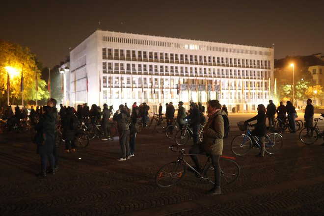 Petkovi protesti na Trgu Republike. FOTO: Blaž Samec/Delo
