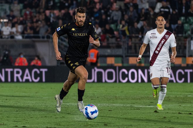 Domen Črnigoj (levo) v črnem dresu beneškega moštva, ki je postal ena največjih italijanskih in tudi svetovnih spletnih senzacij. FOTO: Venezia F. C.
