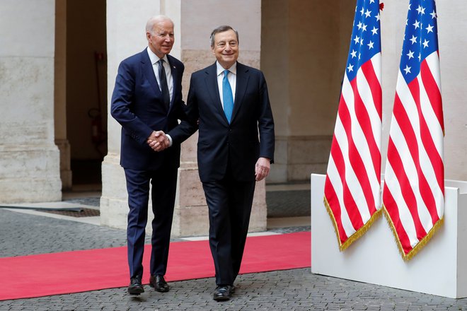 Ameriški predsednik Joe Biden in gostitelj vrha, italijanski premier Mario Draghi FOTO: Remo Casilli/Reuters
